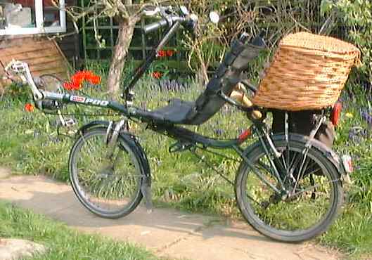 Ligfietsmand op een Pashley PDQ ligfiets